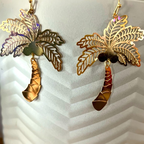 Palm/coconut tree earrings (costume jewelry- not real gold) Shepard hooks - Picture 1 of 1